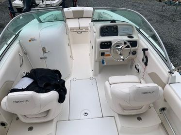 2017 Robalo R207 Dual Console