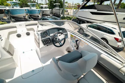 2024 Hurricane SunDeck 217 OB