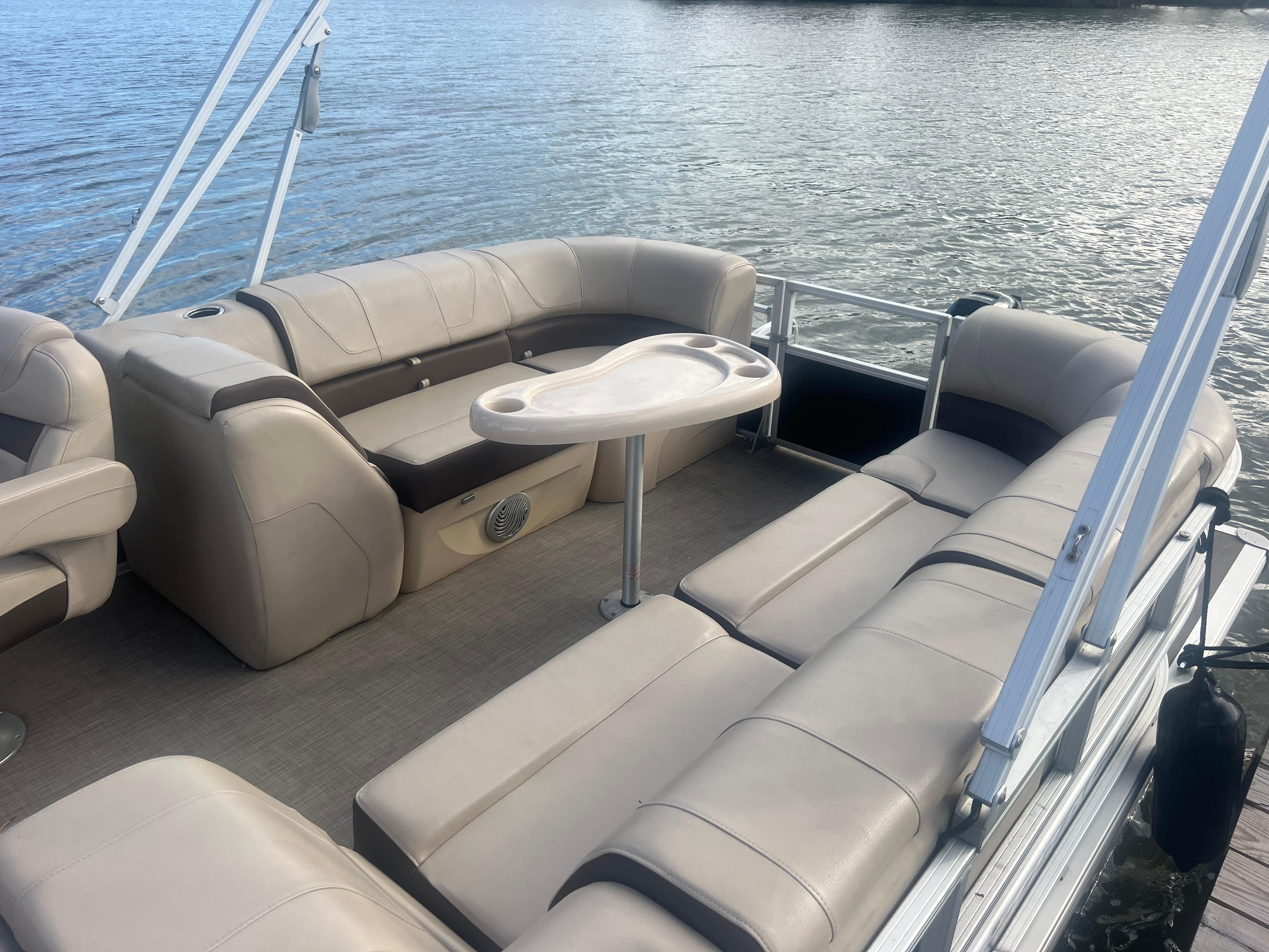 2018 Sun Tracker Party Barge 22 DLX