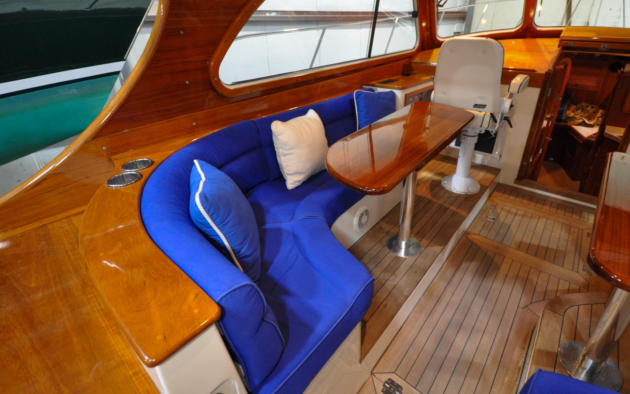 Hinckley Talaria 40 - Jubilee - Pilothouse Settee with Table