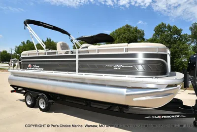 2024 Sun Tracker Party Barge 22 RF DLX w/150HP 4 Stroke