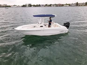 2015 Boston Whaler 220 Outrage