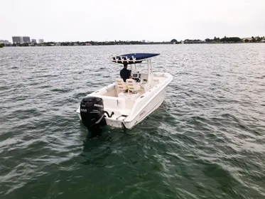 2015 Boston Whaler 220 Outrage