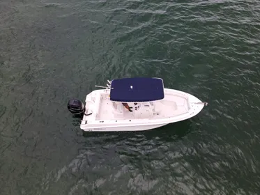 2015 Boston Whaler 220 Outrage