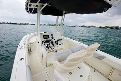 2015 Boston Whaler 220 Outrage