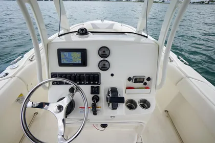 2015 Boston Whaler 220 Outrage