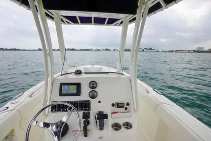 2015 Boston Whaler 220 Outrage