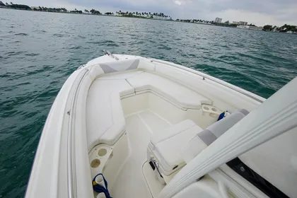 2015 Boston Whaler 220 Outrage