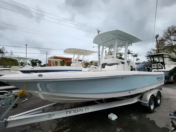 2023 Robalo 226 Cayman