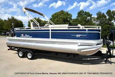 2024 Sun Tracker Fishin' Barge 22 DLX w/150 STORM DAMAGE DISCOUNT!