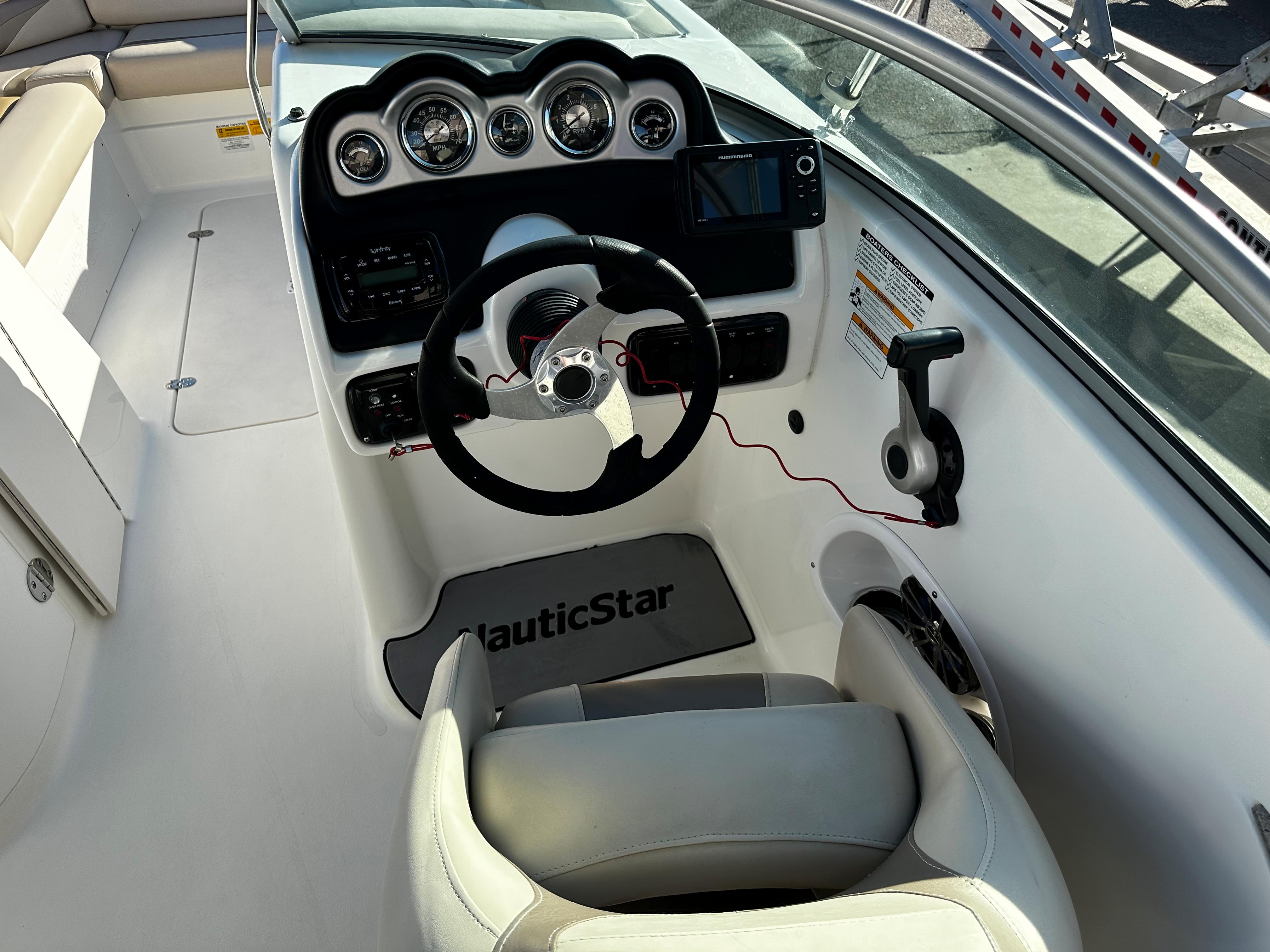 2014 NauticStar 243DC Sport Deck