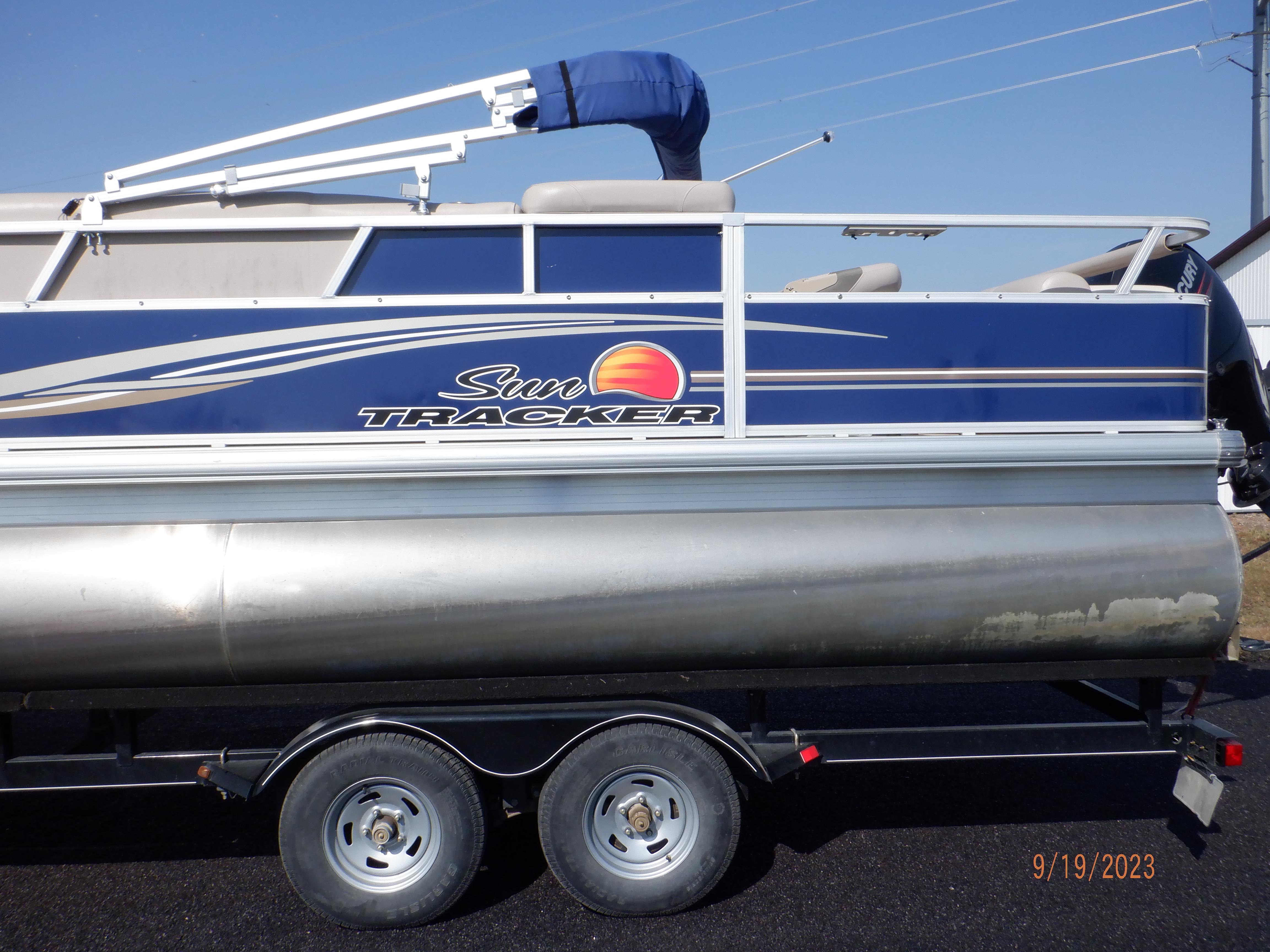 2014 Sun Tracker Fishin' Barge 24 DLX
