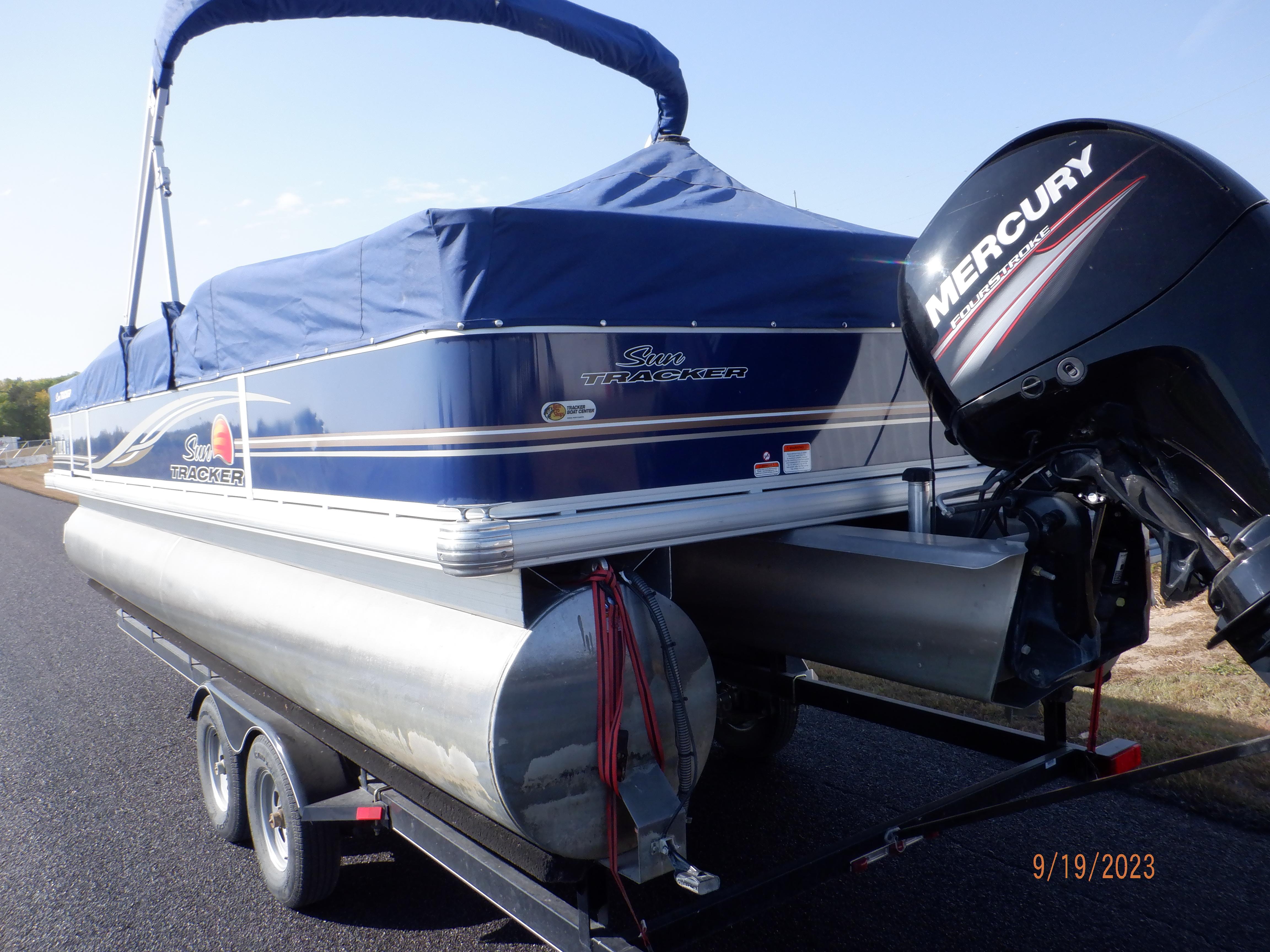 2014 Sun Tracker Fishin' Barge 24 DLX