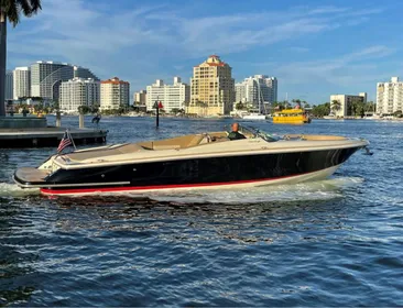 2015 Chris-Craft Launch 32