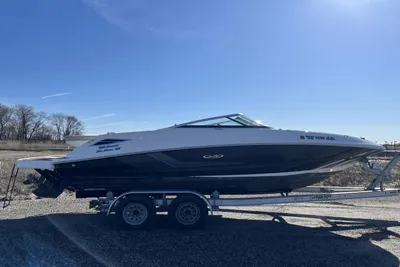 2013 Sea Ray 220 Sundeck