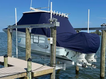 2023 Robalo R302 Center Console