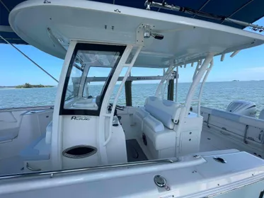 2023 Robalo R302 Center Console