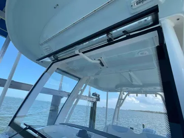 2023 Robalo R302 Center Console