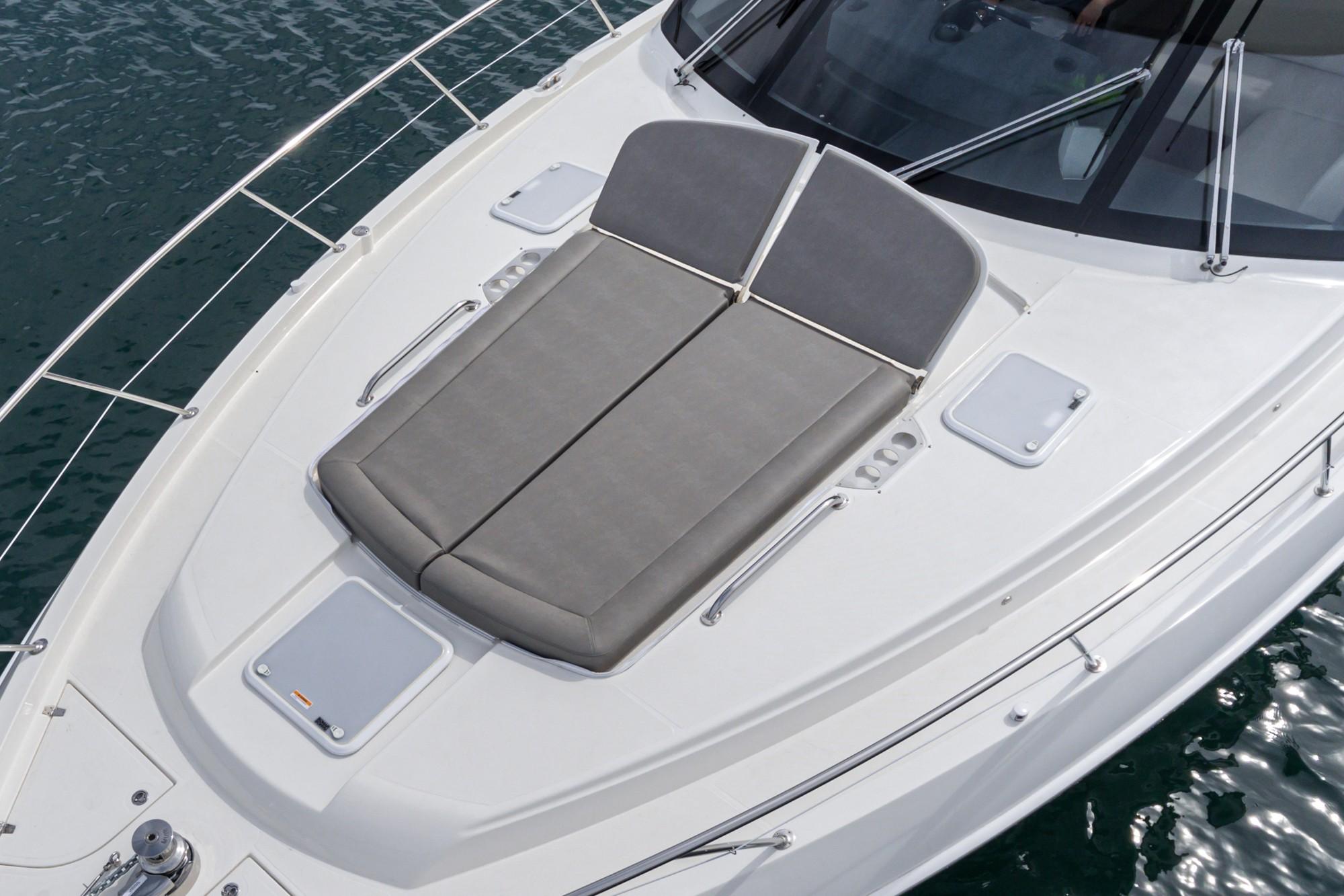 2020 Riviera 5400 Sport Yacht