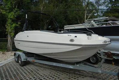 2018 Bayliner 190 Deck Boat