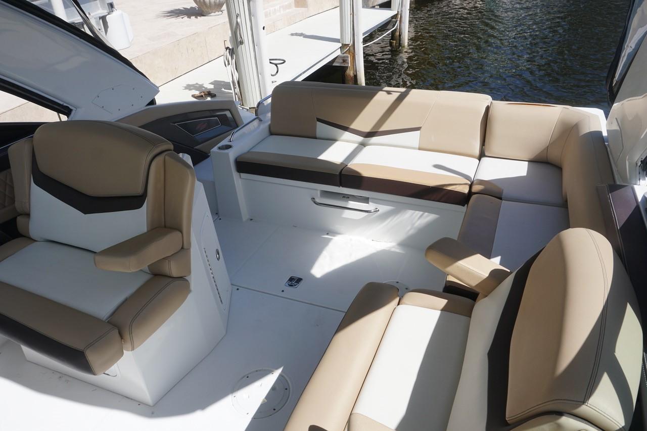 2015 Cruisers Yachts 328 BR