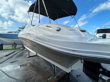 2007 Sea Ray 220 Sundeck