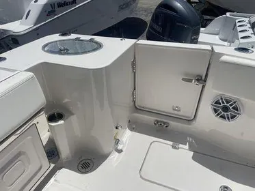 2021 Robalo R272 Center Console