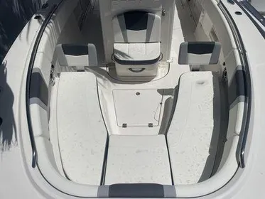 2021 Robalo R272 Center Console