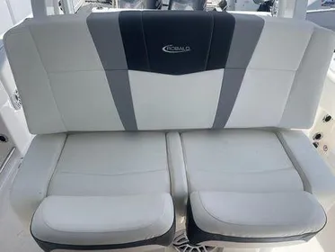 2021 Robalo R272 Center Console