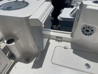 2021 Robalo R272 Center Console