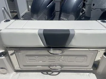 2021 Robalo R272 Center Console