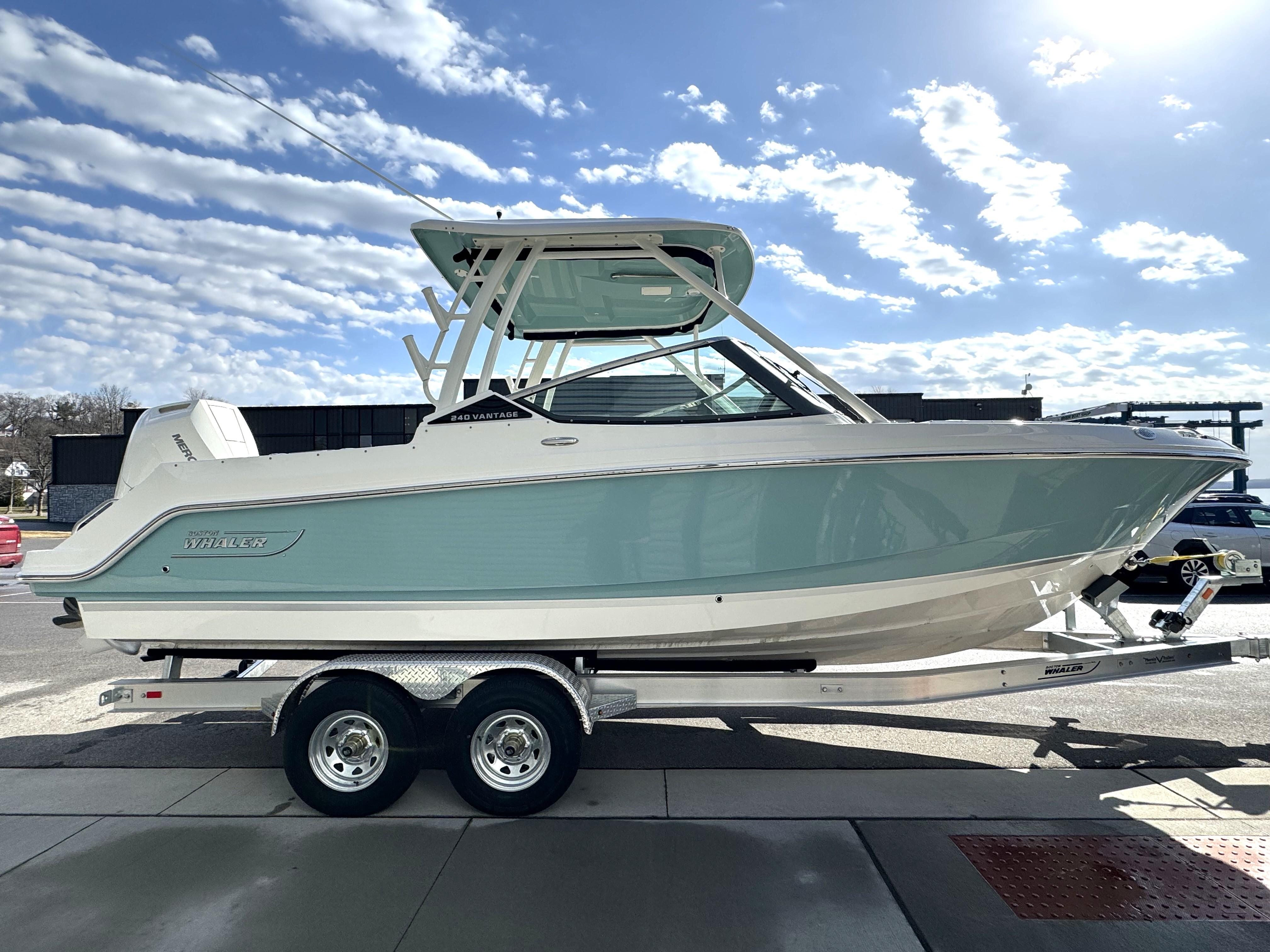 2024 Boston Whaler 240 Vantage