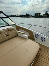 2019 Sea Ray 320 Sundancer