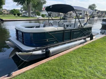 2024 Sylvan Mirage X3 Tritoon - Mercury 200HP - DEALER DEMO