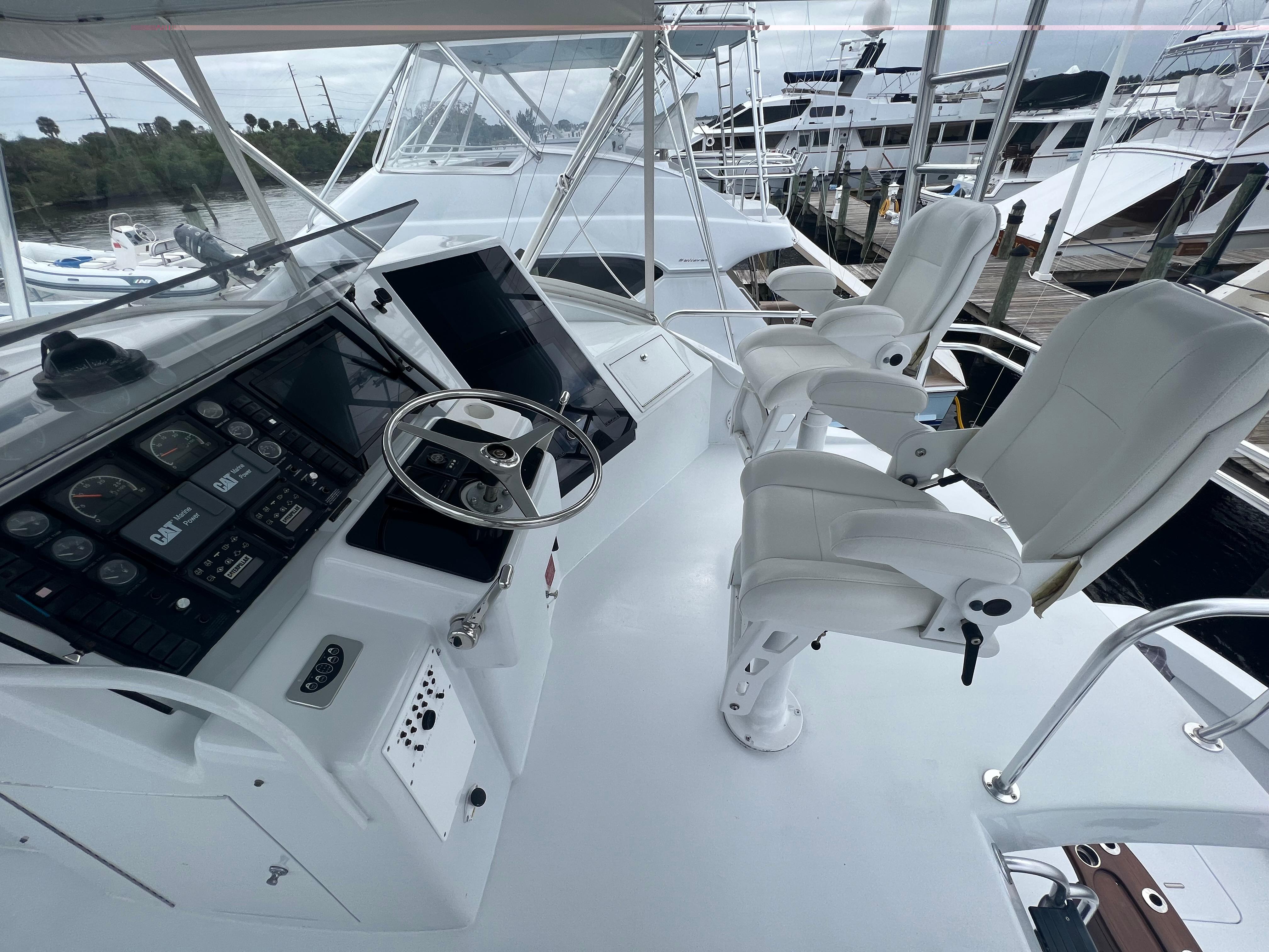 Hatteras 60 Down Time - Helm