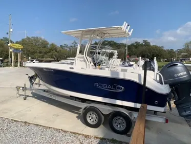 2021 Robalo R200 Center Console