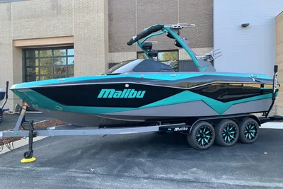 2023 Malibu 25 LSV