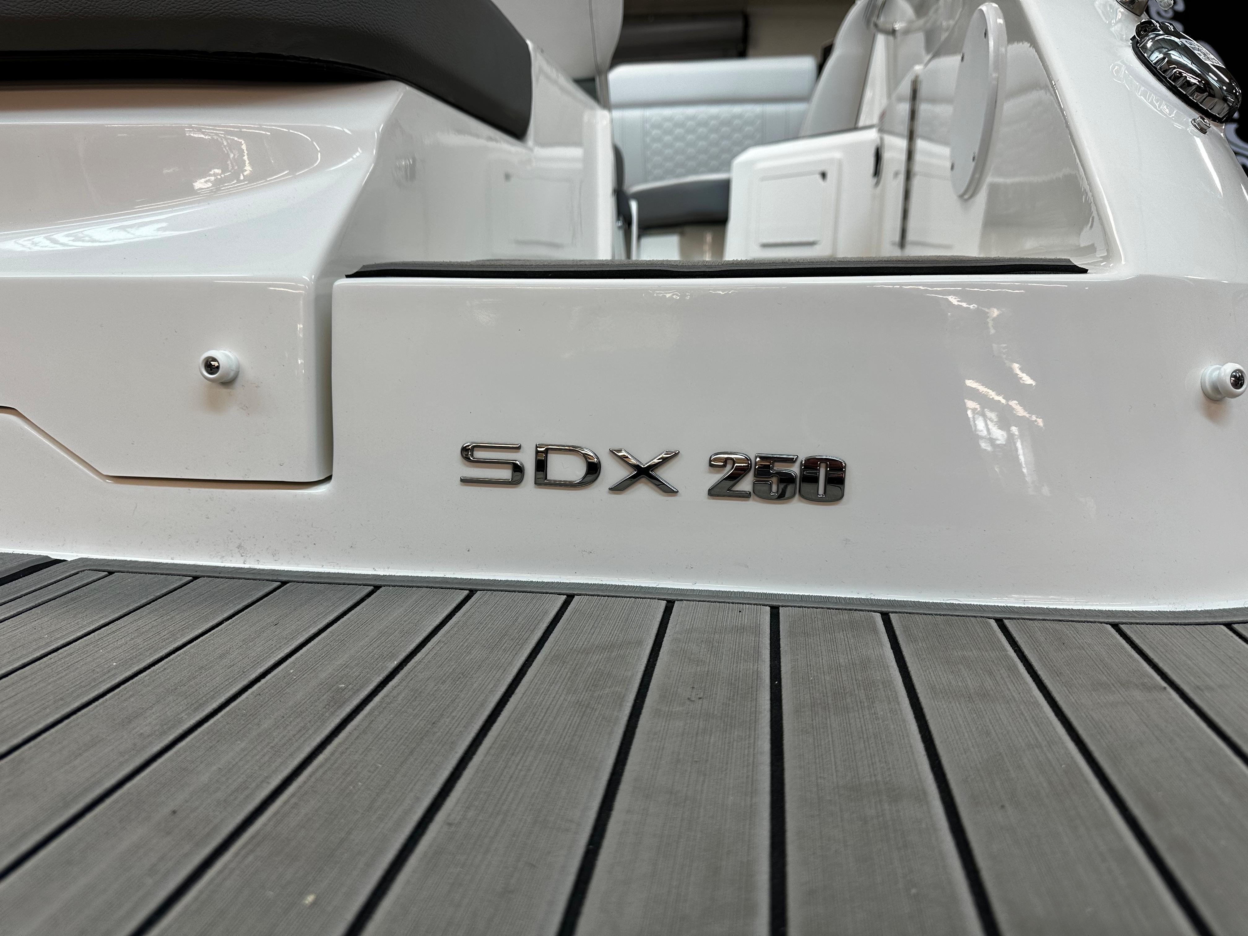 2023 Sea Ray SDX 250