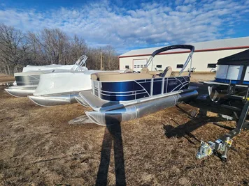 2024 Sylvan 820 LZ 90HP VMAX BUNK TRAILER