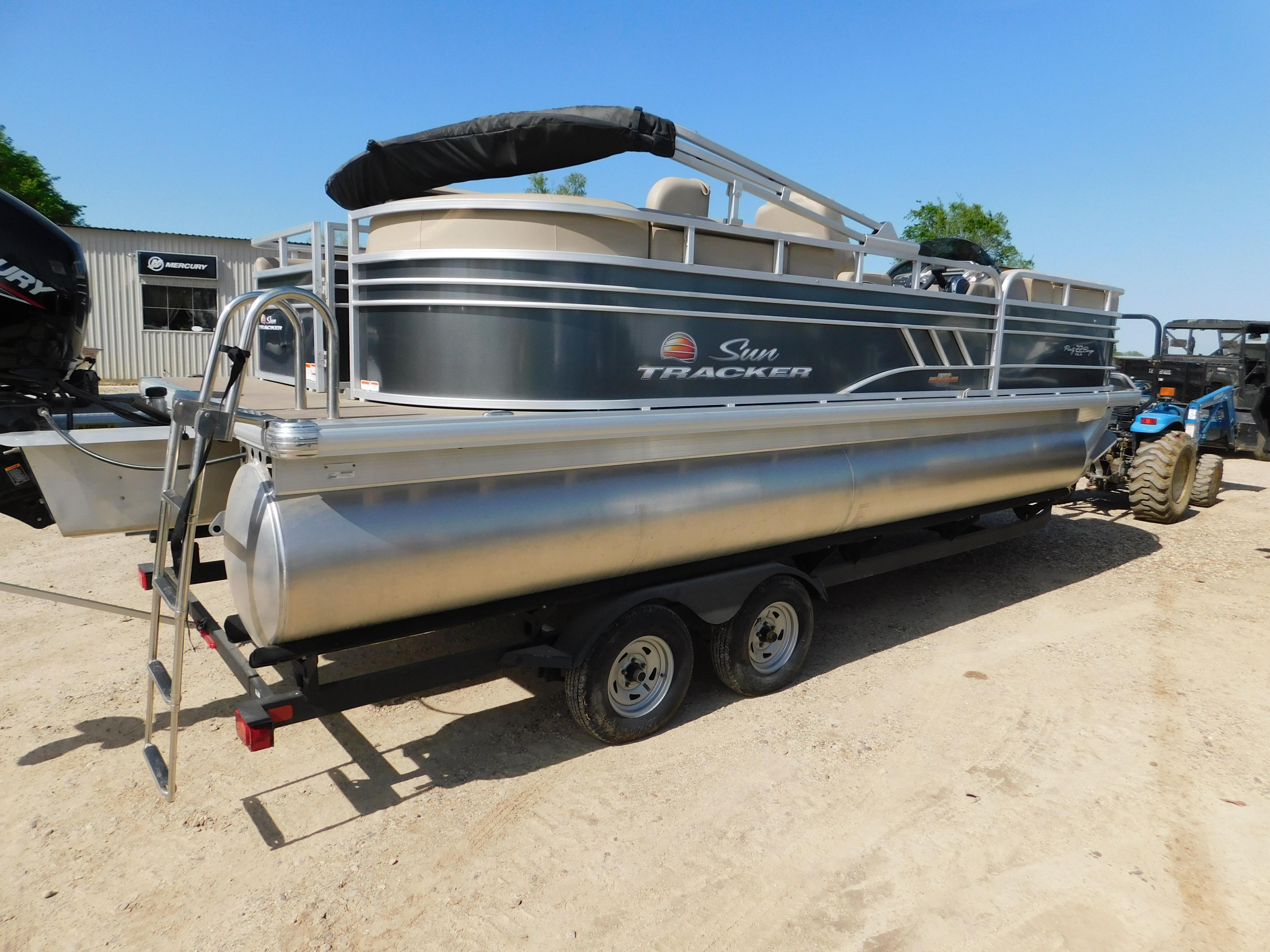 2023 Sun Tracker Party Barge 22 RF DLX