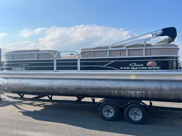 2018 Sun Tracker Party Barge 24 XP3