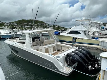 2015 Boston Whaler 420 Outrage