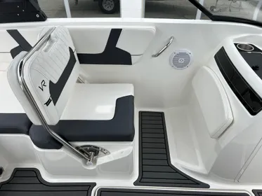 2023 Bayliner VR5 Bowrider