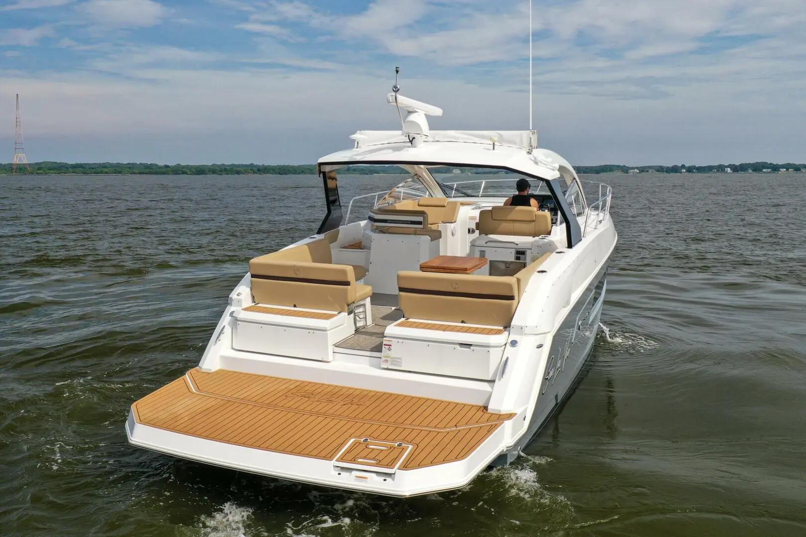 2017-Cruisers-Yachts-390-Express-Coupe