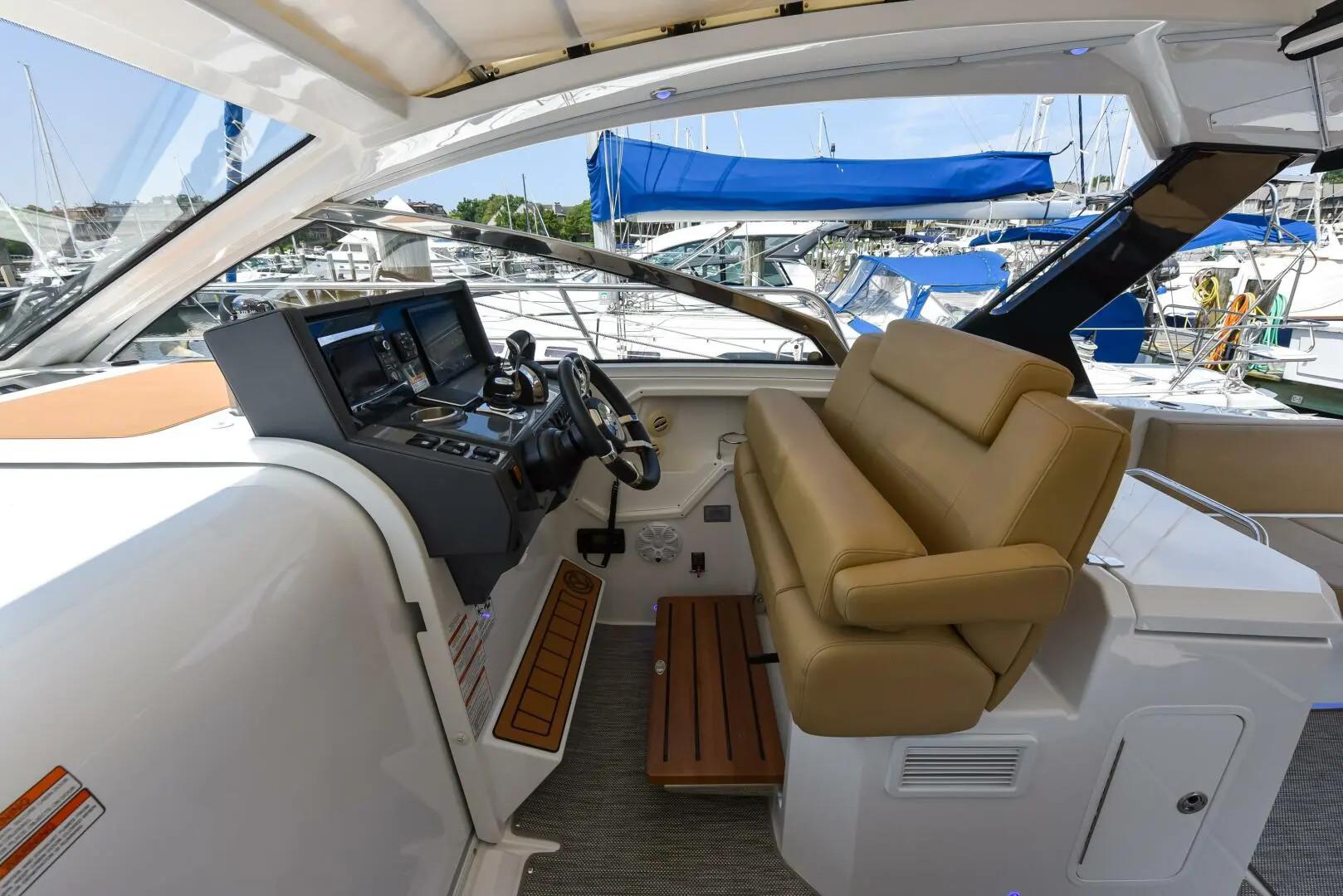 2017-Cruisers-Yachts-390-Express-Coupe