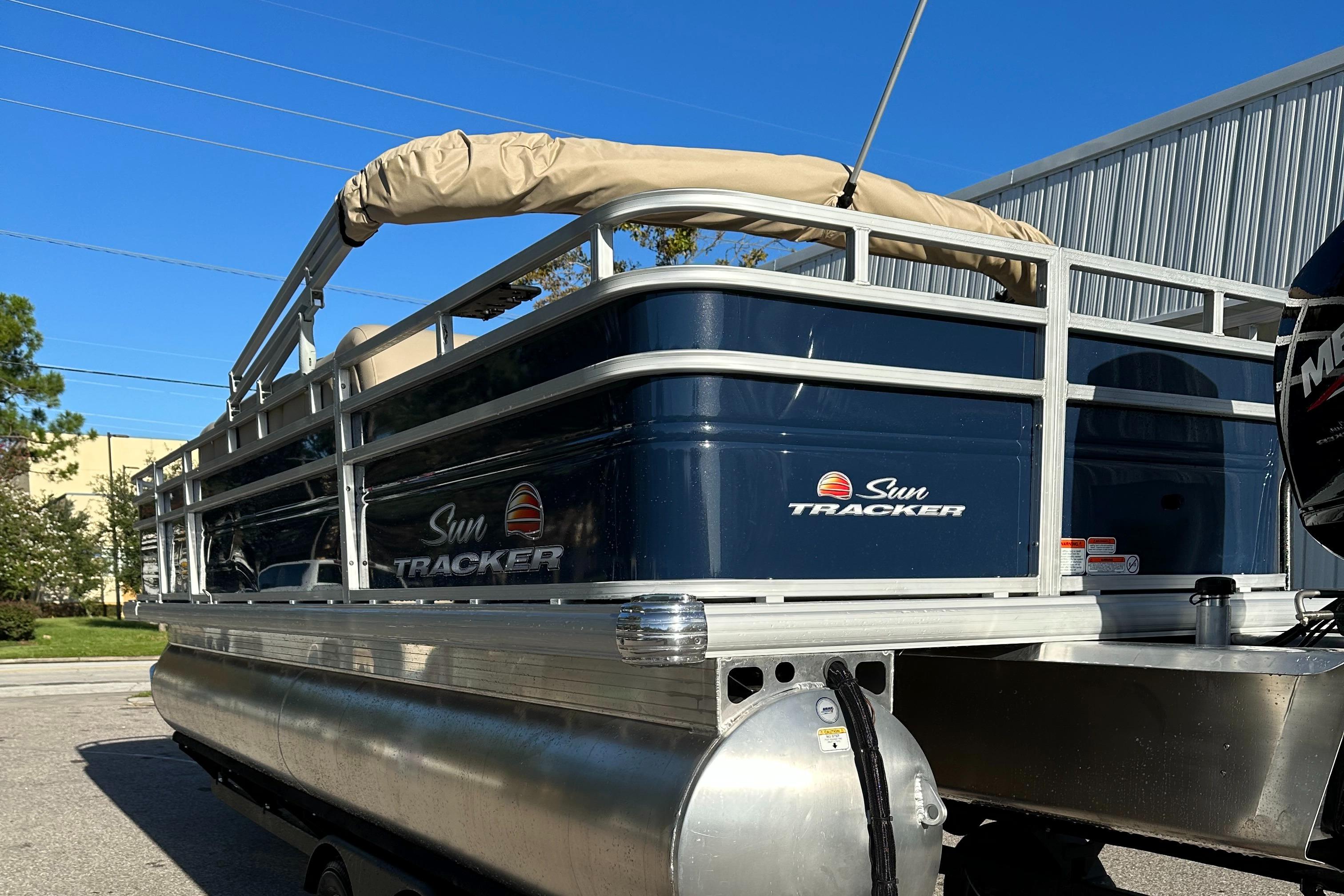 2024 Sun Tracker Fishin' Barge 22 DLX