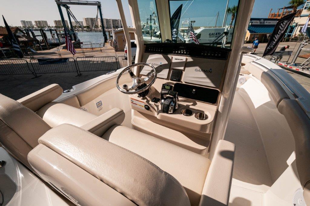 2018 Boston Whaler 280 Outrage  Helm