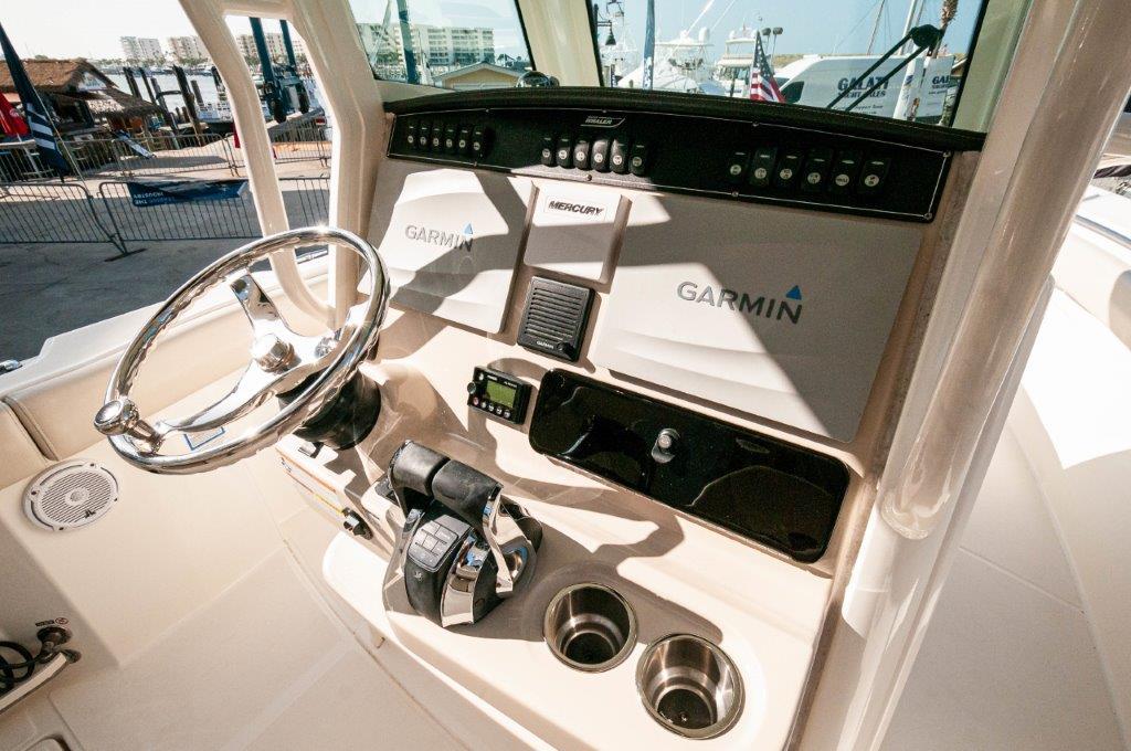 2018 Boston Whaler 280 Outrage  Helm 2