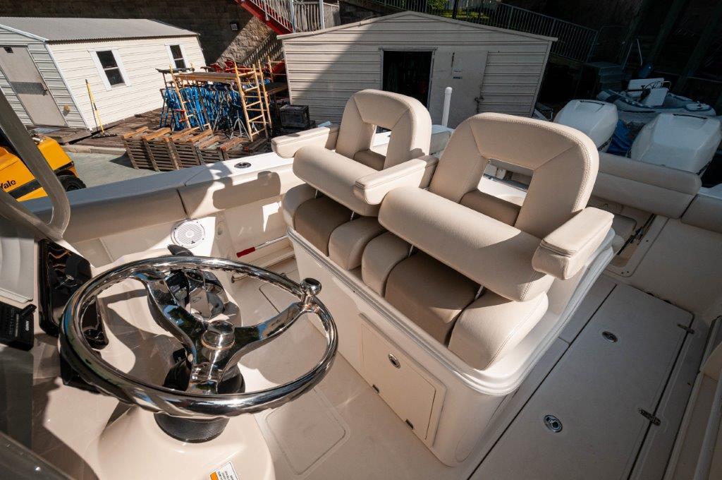 2018 Boston Whaler 280 Outrage  Helm 3