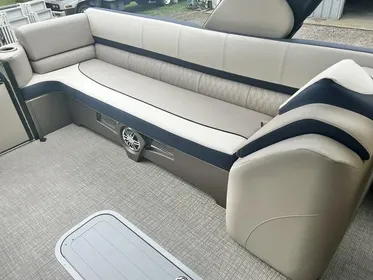 2024 Avalon Catalina 25 Quad Lounge Windshield TT - IN STOCK